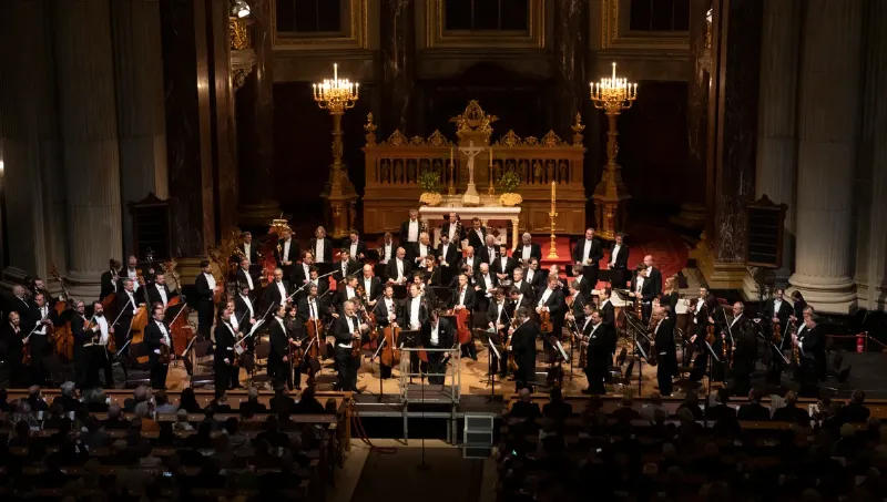 Un orchestre philharmonique joue une composition française dans une salle de concert historique